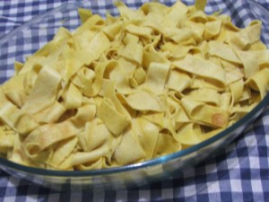 Massa de macarrão Low Carb em tiras dentro de uma vasilha de vidro.