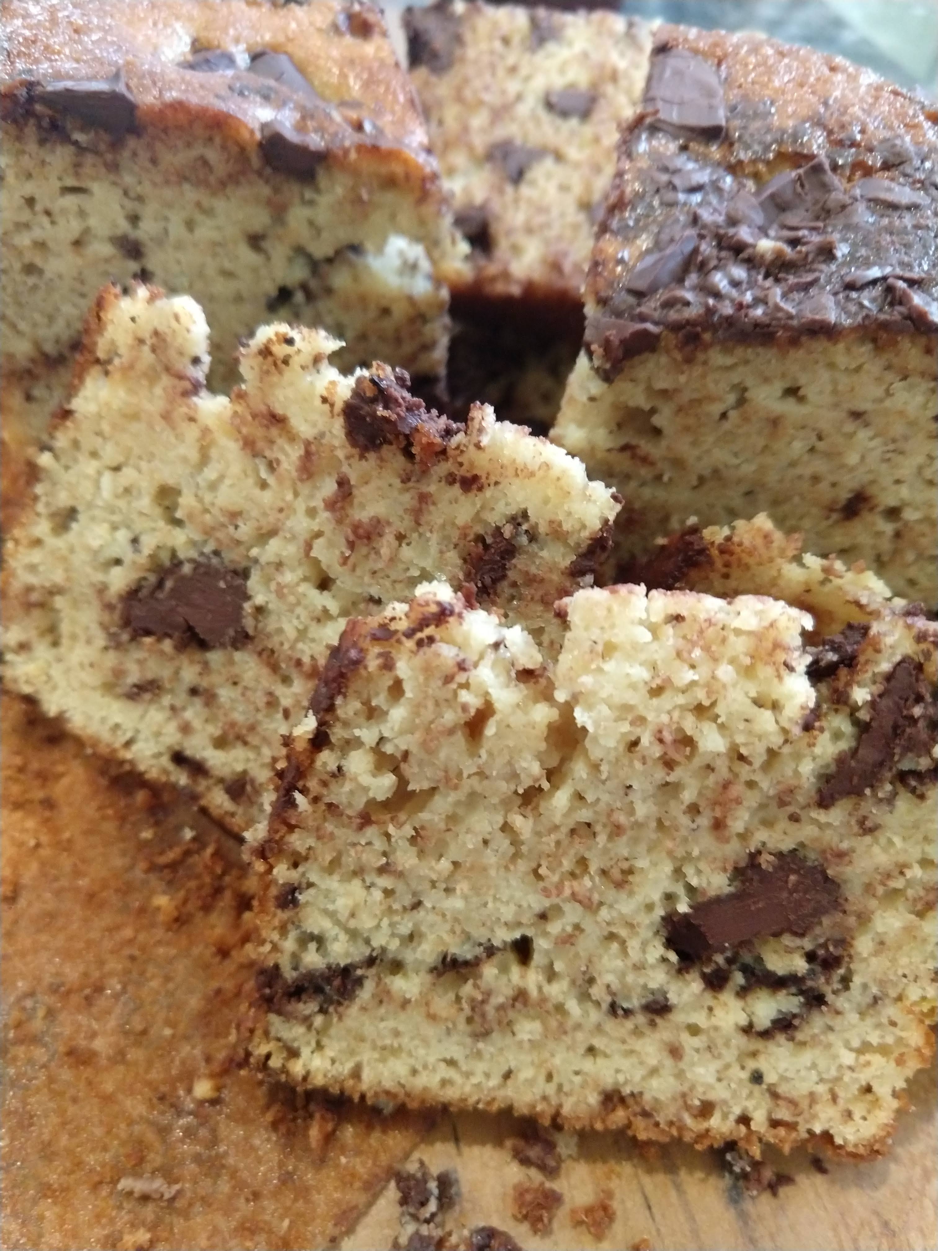 Chocotone Low Carb partido em vários pedaços com pedaços de chocolate na massa e por cima, com textura macia e aerada.