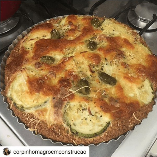 Torta de abobrinha com azeitonas e queijo, feita com o mix Fácil