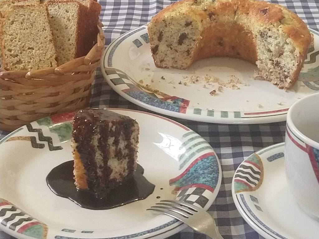 Café da manhã Low Carb, com bolo formigueiro pão e café.