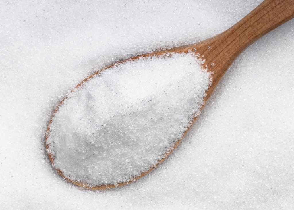 adoçante eritritol em uma colher de pau